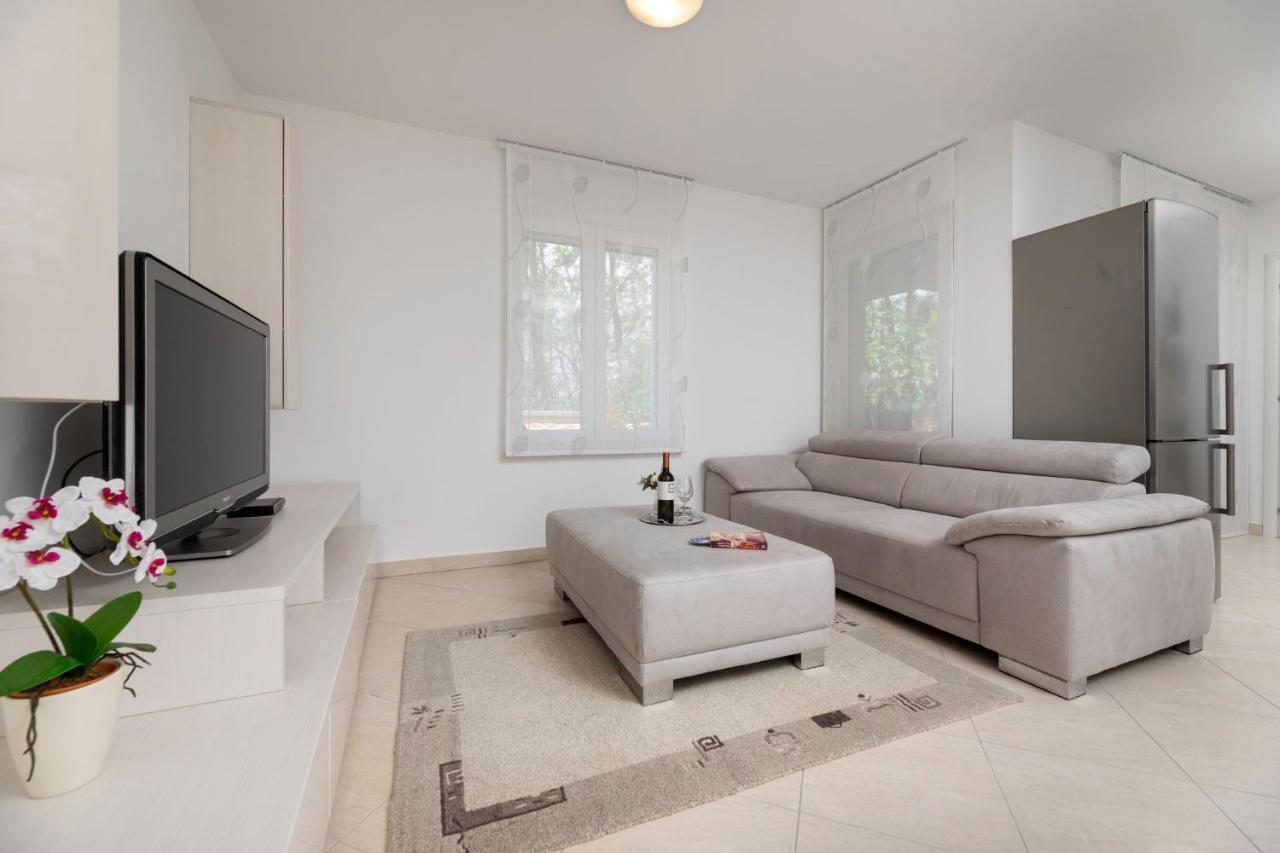 Seafront Maris By El-pi Tours Apartment *